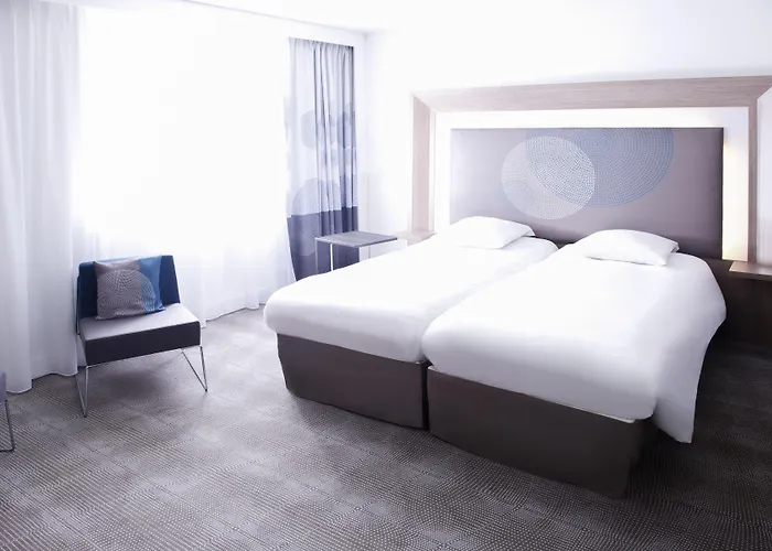 Novotel Centre-confluence Bord De Saone Otel 4*