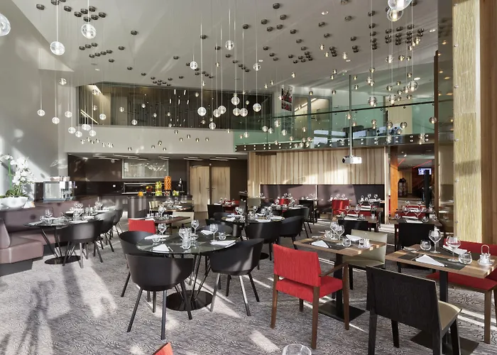 Novotel Centre-confluence Bord De Saone 4*