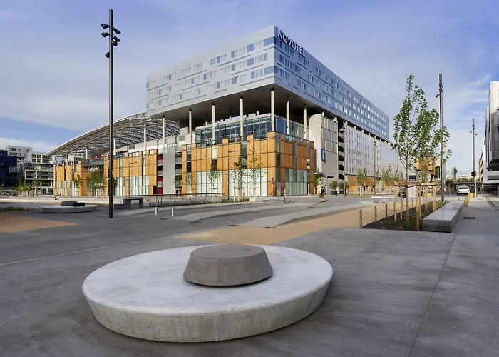 Novotel Centre-confluence Bord De Saone Otel