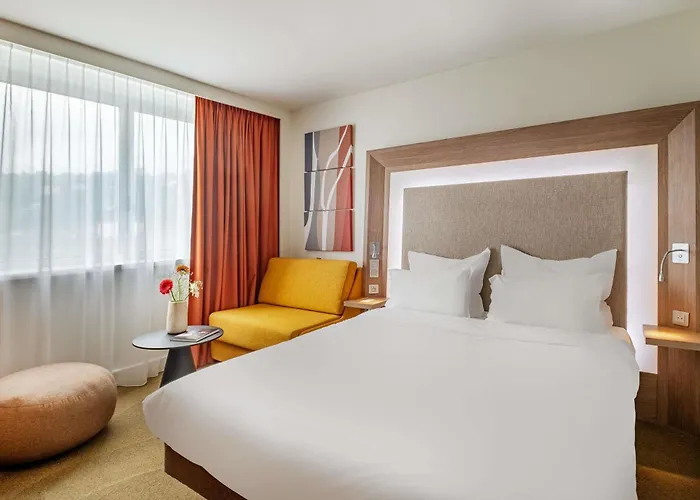 Novotel Centre-confluence Bord De Saone Otel 4*