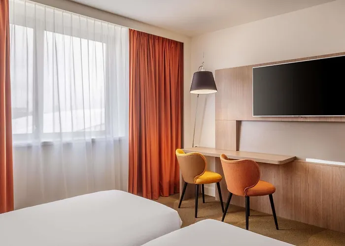 Novotel Centre-confluence Bord De Saone Otel 4*