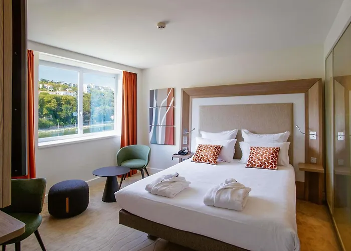Novotel Centre-confluence Bord De Saone 4*