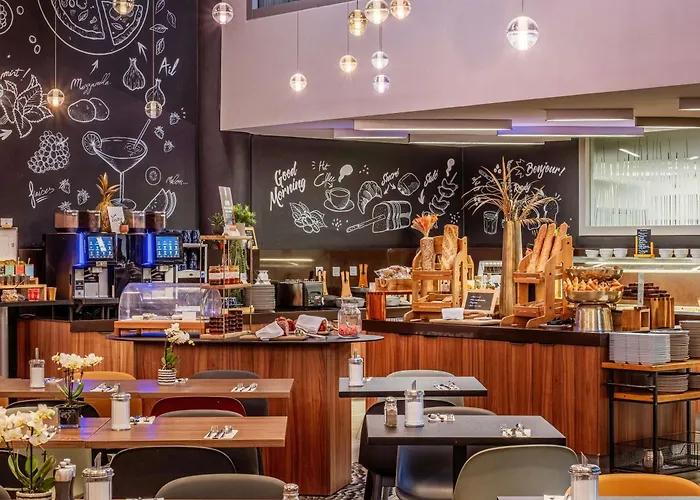 Novotel Centre-confluence Bord De Saone Otel 4*