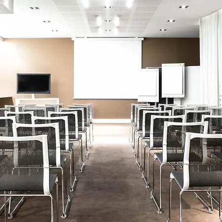 Novotel Centre-confluence Bord De Saone 4*