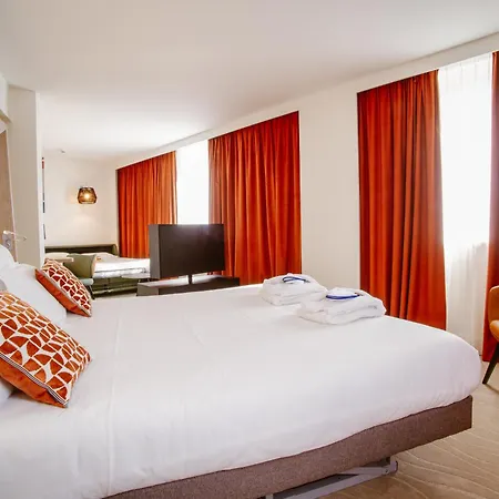Novotel Centre-confluence Bord De Saone Hotel
