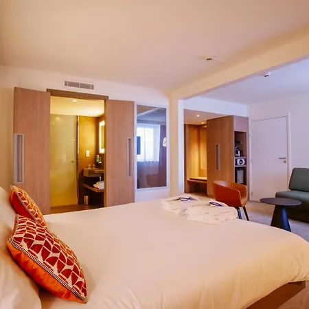 Novotel Centre-confluence Bord De Saone Hotel 4*