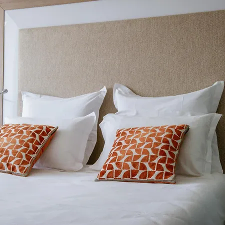 Novotel Centre-confluence Bord De Saone Hotel 4*
