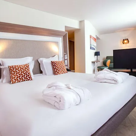 Novotel Centre-confluence Bord De Saone 4*