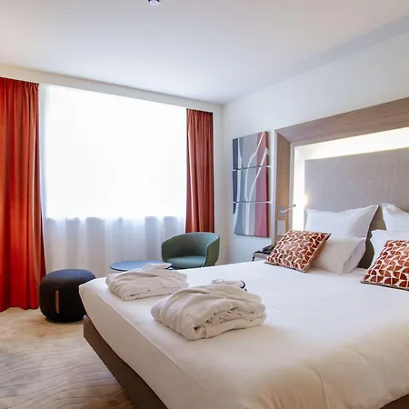 Hotel Novotel Centre-confluence Bord De Saone 4*
