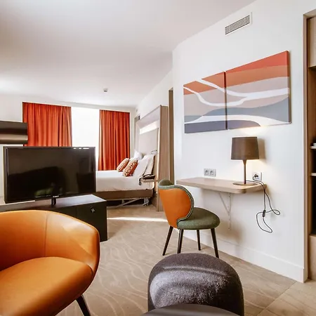 Novotel Centre-confluence Bord De Saone 4*