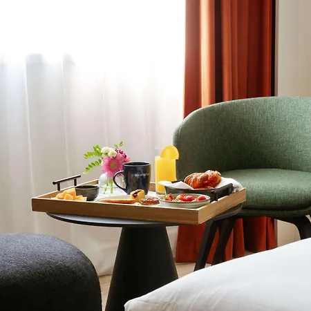 Novotel Centre-confluence Bord De Saone Hotel 4*