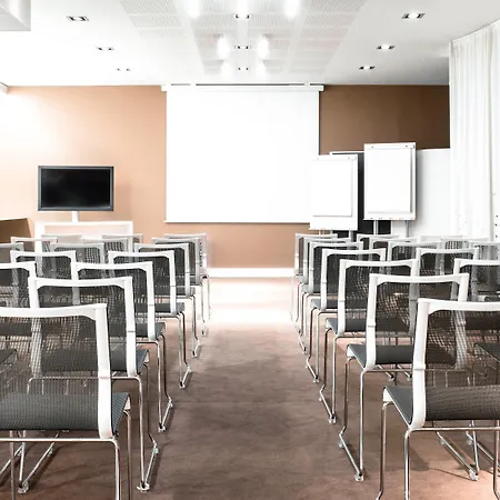 Novotel Centre-confluence Bord De Saone ליון