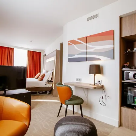 Novotel Centre-confluence Bord De Saone Hotel 4*
