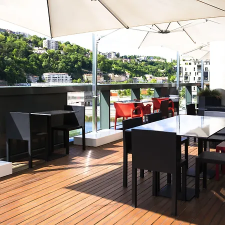 Отель Novotel Centre-confluence Bord De Saone 4*