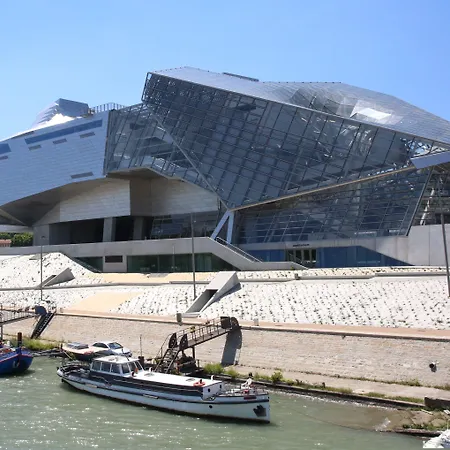 Novotel Centre-confluence Bord De Saone Hotel 4*