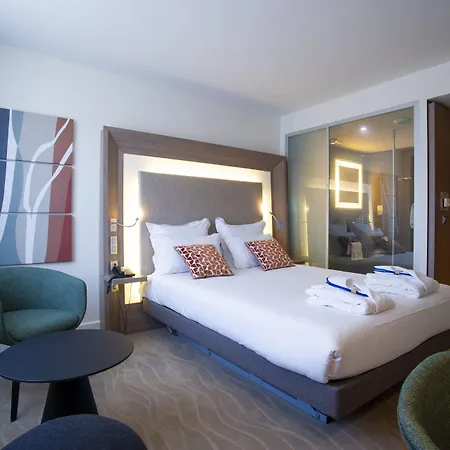 Novotel Centre-confluence Bord De Saone Hotel 4*