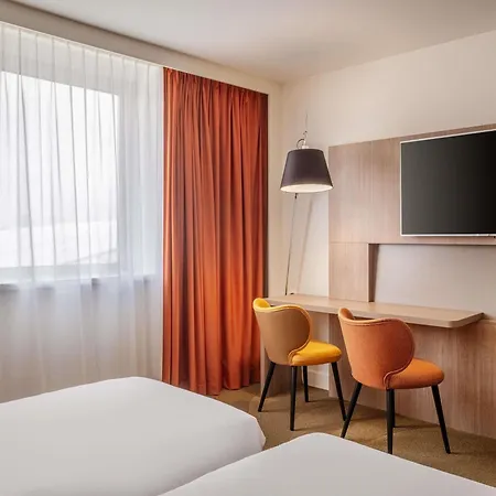 Novotel Centre-confluence Bord De Saone Hotel 4*