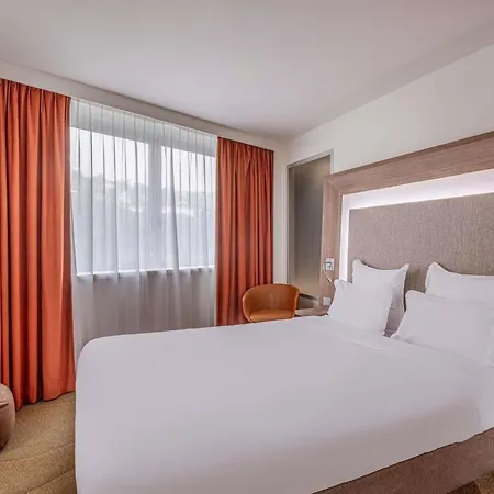 Novotel Centre-confluence Bord De Saone 4*