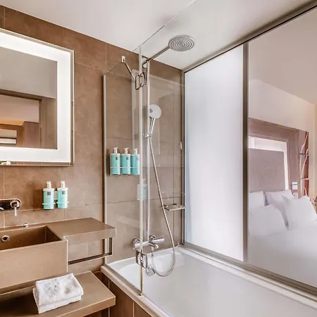 Hotel Novotel Centre-confluence Bord De Saone Lyon