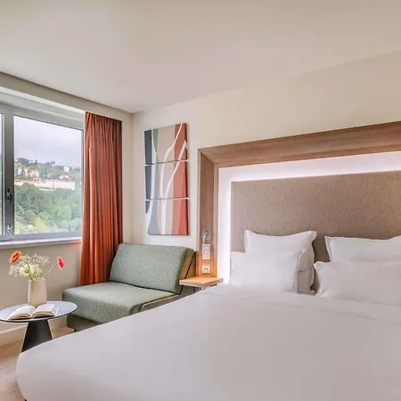 Novotel Centre-confluence Bord De Saone Hotel 4*