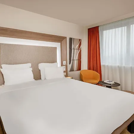 Novotel Centre-confluence Bord De Saone 4*