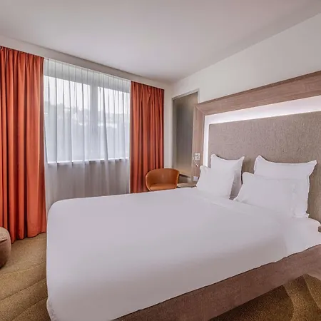 Hotel Novotel Centre-confluence Bord De Saone