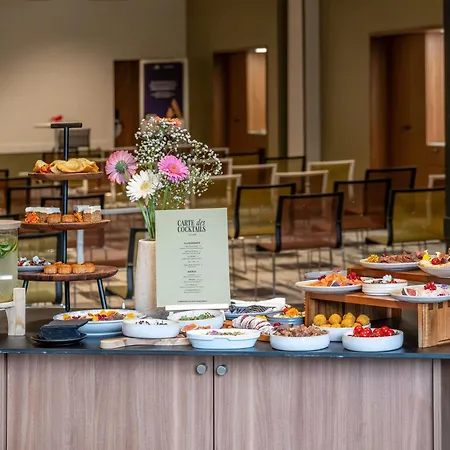 Hotel Novotel Centre-confluence Bord De Saone 4*
