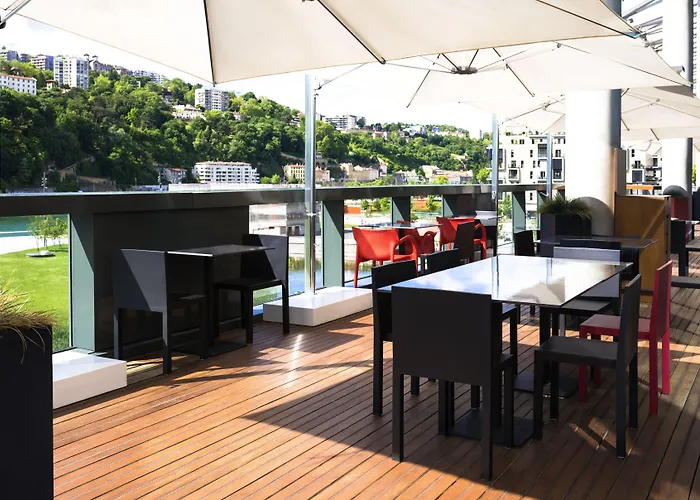 Hotel Novotel Centre-confluence Bord De Saone 4*