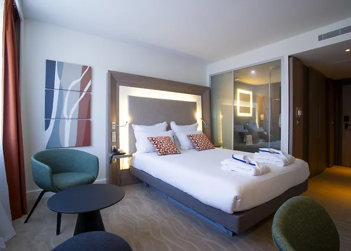 Novotel Centre-confluence Bord De Saone Hotell 4*
